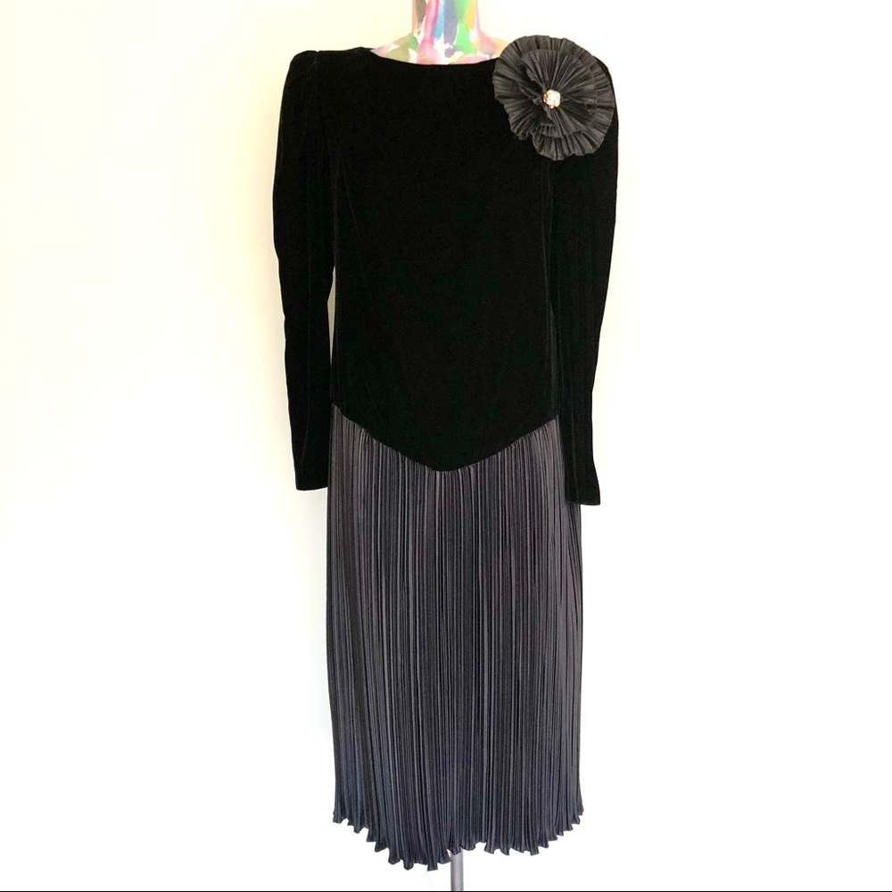 🎵VINTAGE 80s Black Velvet Floral Plissé Cocktail Dress